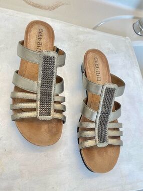 Cobb Hill Beaded Wedge Sandals Size 8.5 in great condition clean great bottom